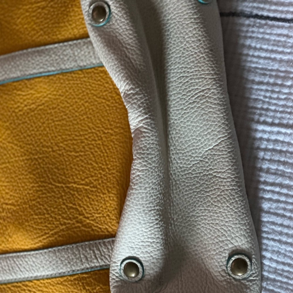 Small leather tote. - Picture 7 of 10